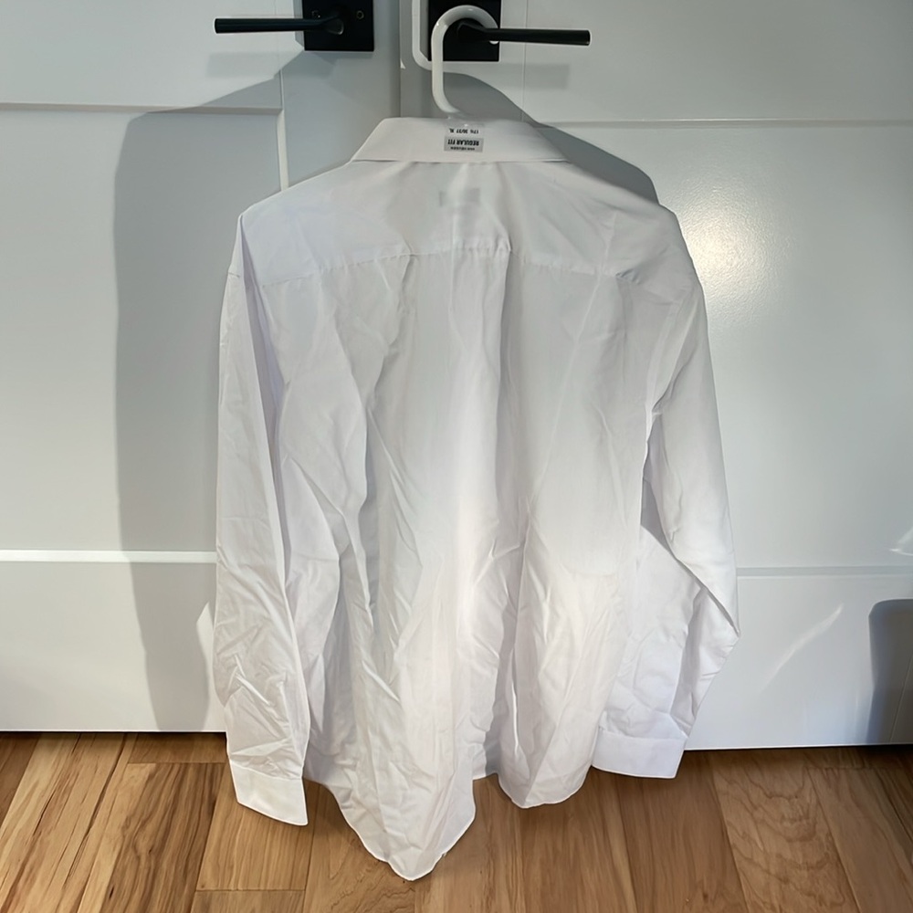 Van Heusen Long Sleeve Dress Shirt. Regular Fit. 17 1/2 x 36/37 - Picture 2 of 9